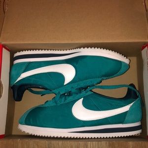 عرض عمل أصفاد مزدوج nike cortez teal 